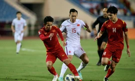 Đội trưởng ĐT Trung Quốc bị CĐV 'tấn công hội đồng' trong dịp sinh nhật