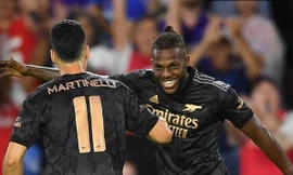 Arsenal bùng nổ trên đất Mỹ