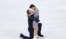 Thực hiện xong phần thi, hai VĐV ‘khóa môi’ ngay trên sân