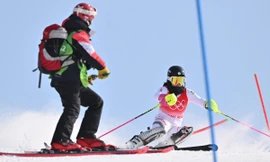 VĐV tức điên vì đang tới vạch đích bỗng bị BTC Olympic lao ra chặn đường