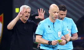 Nhận án phạt nặng, Mourinho tung đòn đáp trả UEFA
