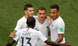 Lucas Hernandez (bìa trái) trong màu áo ĐT Pháp