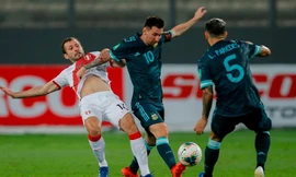 Tuyển Argentina mướt mồ hôi vượt qua 'nhược tiểu'