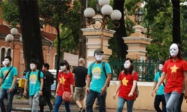 Giới trẻ Sài thành đeo mặt nạ xuống đường