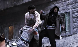Xác một cậu bé được kéo ra khỏi đống đổ nát ở Aleppo hôm 7-1