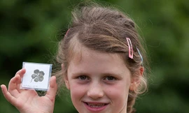 Cô bé 7 tuổi tìm được 'bùa' siêu may mắn