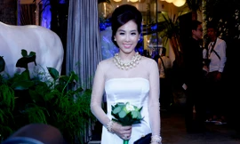 Thu Hoài diện áo dài ren trắng quyến rũ dự tiệc đêm