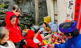 Bán chữ Việt đắt khách đầu xuân