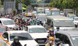 Cửa ngõ sân bay Tân Sơn Nhất chật như nêm