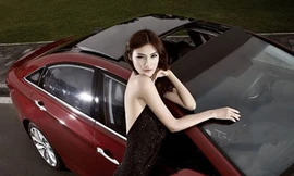 Mỹ nhân khoe sắc bên Hyundai Sonata