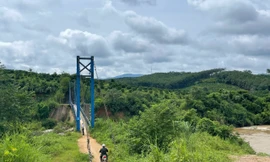 Cầu treo đi vào hoạt động được 3 năm, nhưng nhà tài trợ vẫn chưa thanh toán 2 tỉ đồng