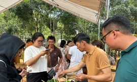 Du khách thưởng thức miễn phí món ăn độc lạ ở Măng Đen