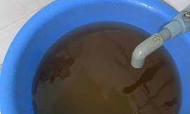 Nhiều người dân hoảng hốt vì nước máy chuyển đen bất thường