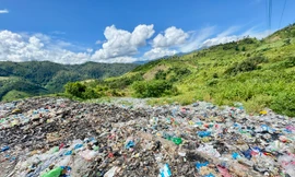 Bãi xử lý rác cũ của huyện Đăk Glei đã quá tải, gây ô nhiễm môi trường nghiêm trọng