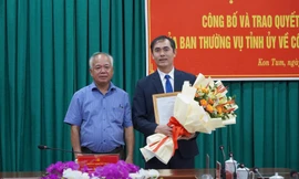 Đồng chí Phó Bí thư Thường trực Tỉnh ủy (trái) trao quyết định và tặng hoa chúc mừng tân Phó trưởng Ban Tổ chức Tỉnh ủy