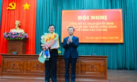 Ông Dương Văn Trang - Bí thư Tỉnh ủy Kon Tum trao quyết định và tặng hoa chúc mừng cho tân Phó Bí thư Tỉnh ủy