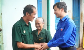 Gia đình Cựu Thanh niên xung phong Nguyễn Thị Đào không giấu được sự xúc động