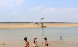 Nhiều trẻ em ra ao hồ, sông suối vui chơi, bơi lội tiềm ẩn nguy cơ đuối nước.