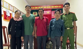 Gia đình ông Nhất tại trụ sở Công an xã Ia Tơi