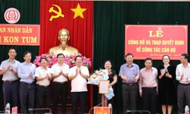 Chủ tịch UBND tỉnh Kon Tum tặng hoa chúc mừng tân Phó Phó Giám đốc Sở Nội vụ
