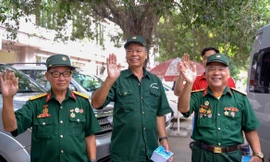 Các thương binh, bệnh binh Trung tâm Điều dưỡng thương binh Nho Quan, tỉnh Ninh Bình vẫy tay chào tạm biệt.