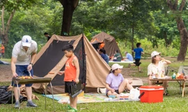 Người dân cắm trại dịp nghỉ lễ 2/9 tại công viên Yên Sở (quận Hoàng Mai, Hà Nội).