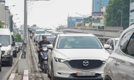 Người điều khiển phương tiện xe máy vi phạm biển báo đường cấm đi lên đường Vành đai 2 trên cao (Hà Nội),