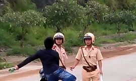 Vi phạm giao thông, đập vỏ chai bia đánh cảnh sát