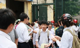Học sinh, phụ huynh đi thi bị 'vây hãm'