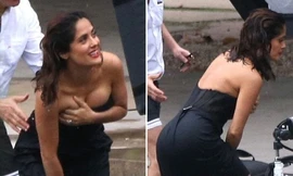 Người đẹp Salma Hayek khổ sở giữ váy vì ngực quá 'khủng'