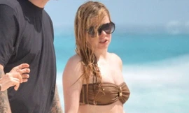 Avril Lavigne suýt 'lộ hàng' trong khi tắm biển