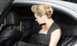 Kate Upton khốn đốn vì ngực quá 'khủng'