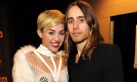 ‘Gái hư’ Miley Cyrus bị tố cặp kè với rocker điển trai