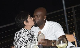 Mẹ ruột cô Kim đắm đuối 'khóa môi' bồ trẻ