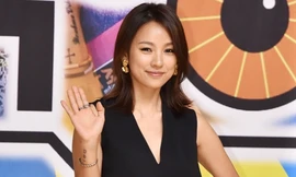 'Nữ hoàng gợi cảm' Lee Hyori tươi tắn đi làm MC