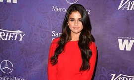 Selena Gomez diện cả “cây” đỏ rực đi dự tiệc