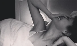 Lộ ảnh Selena Gomez mặc nội y chat video với bạn trai