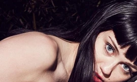 'Gái hư' Miley Cyrus khoe ngực trần bên ngựa trắng