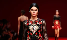 Em gái cô Kim “thống trị” các sàn diễn thời trang lớn