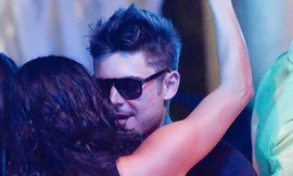 Zac Efron 'khóa môi' người đẹp lưỡng tính trong hộp đêm