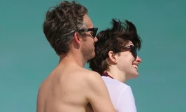 Vợ chồng Anne Hathaway quấn quýt trên bãi biển