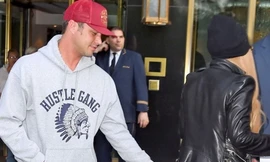 Lady Gaga bị bạn trai 'sàm sỡ' giữa phố