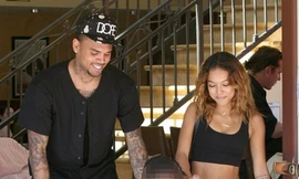 Chris Brown hớn hở đi mua sắm cùng bạn gái gốc Việt