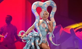 Lady Gaga lại ăn mặc 'ngông cuồng' lên sân khấu
