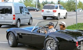 Giám khảo X-Factor được bạn trai lái siêu xe đi dạo phố