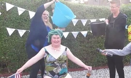 'Thần đồng âm nhạc' Susan Boyle mặc áo tắm “dội nước đá“