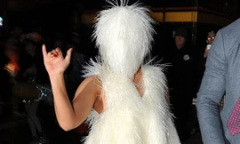 Lady Gaga gây sốc với trang phục 'người tuyết' kín mít