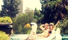 Taylor Swift tung ảnh mặc bikini đi bơi cùng bạn trai
