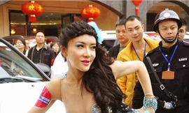 Khoe thân lõa lồ, "dâm phụ Phan Kim Liên" bị "ném đá"