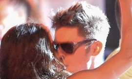 Zac Efron chia tay bạn gái lưỡng tính